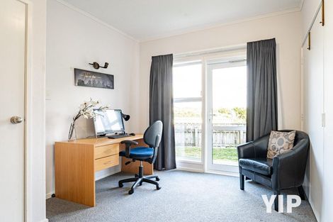 Photo of property in 24u1 Horokiwi Road West, Newlands, Wellington, 6037