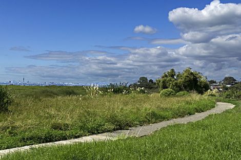 Photo of property in 27a Dawnhaven Drive, Te Atatu Peninsula, Auckland, 0610