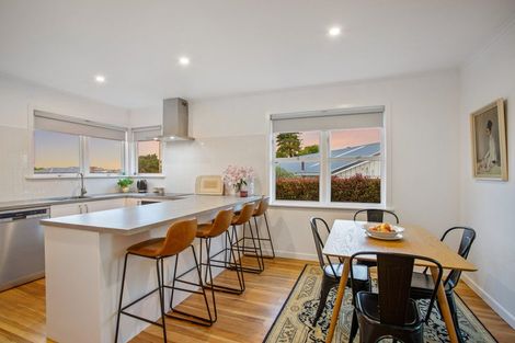 Photo of property in 4 Maunder Place, New Lynn, Auckland, 0600