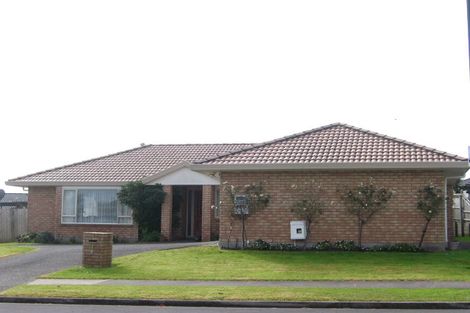 Photo of property in 16 Moyrus Crescent, East Tamaki Heights, Auckland, 2016
