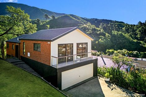 Photo of property in 11 Angle Street, Picton, 7220