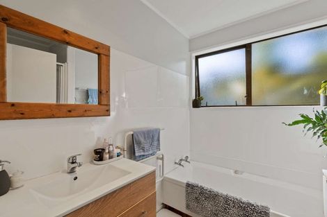 Photo of property in 24 Pukeroa Place, Papakura, 2110