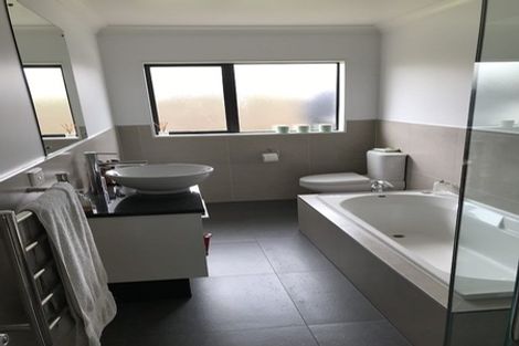 Photo of property in 22 Ripple Grove, Waiuku, 2123