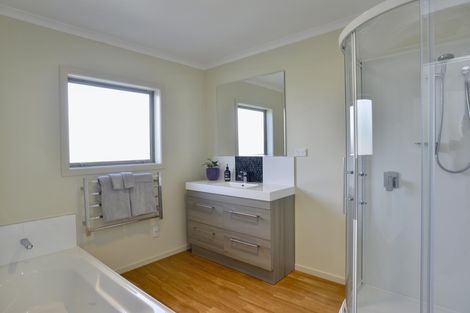 Photo of property in 13 Austin Reid Avenue, Carterton, 5713