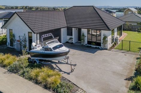 Photo of property in 4 Okohaka Avenue, Glenbrook, Waiuku, 2681