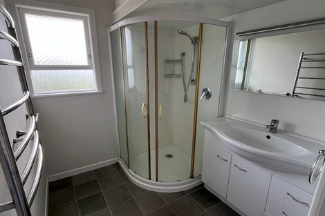 Photo of property in 11 Thomas Rea Place, Te Atatu South, Auckland, 0610