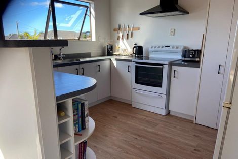 Photo of property in 2a Rixon Place, Te Atatu Peninsula, Auckland, 0610