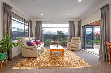 Photo of property in 8 Crabapple Close, Milson, Palmerston North, 4414