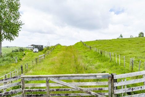 Photo of property in 215c Heatley Road, Whakapirau, 0583