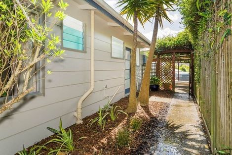 Photo of property in 32 Drome View Place, Beach Haven, Auckland, 0626