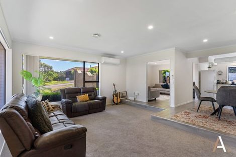 Photo of property in 4 Kingsclere Place, Goodwood Heights, Auckland, 2105