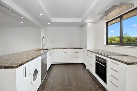 Photo of property in 10 Meadow Crescent, Te Atatu South, Auckland, 0602