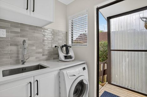 Photo of property in 17 Topliss Drive, Northcross, Auckland, 0632