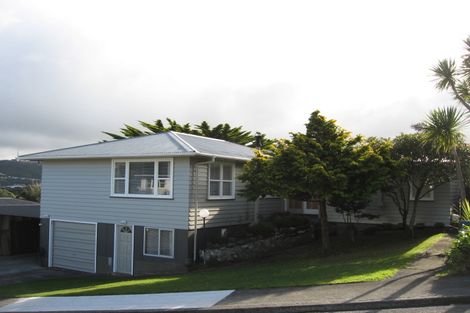 Photo of property in 28 Link Road, Newlands, Wellington, 6037