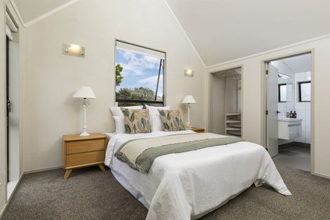 Photo of property in 33 Waipuia Place, Greenhithe, Auckland, 0632