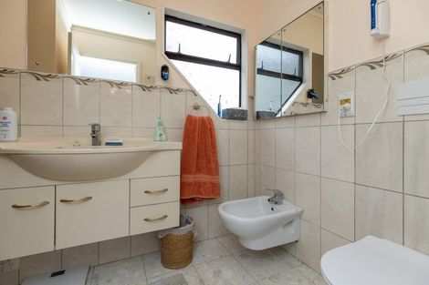 Photo of property in 2 Lavinia Grove, Waikanae Beach, Waikanae, 5036