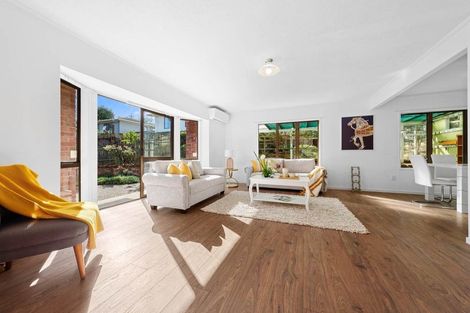 Photo of property in 2/22 Cornelian Crescent, Half Moon Bay, Auckland, 2012