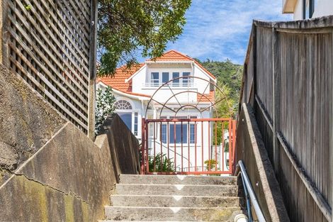 Photo of property in 210 Oriental Parade, Oriental Bay, Wellington, 6011