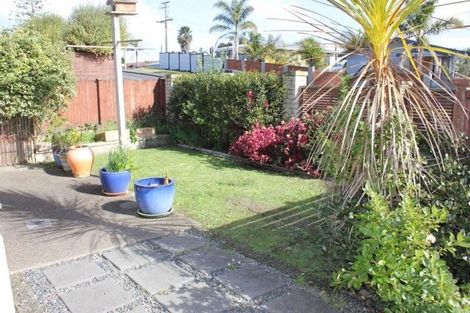 Photo of property in 2 Walton Street, Red Beach, 0932