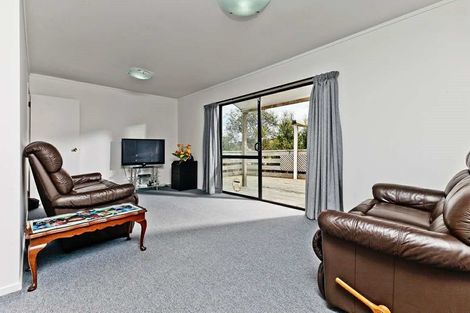Photo of property in 1/1 Cheval Drive, Totara Vale, Auckland, 0629
