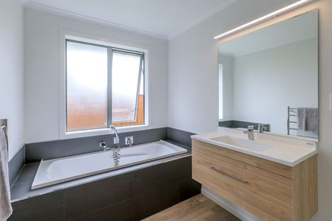 Photo of property in 6 Saint Vincent Way, Waikanae, 5036