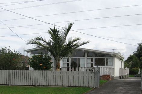 Photo of property in 19 Huruhuru Road, Massey, Auckland, 0614