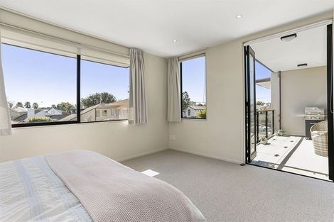 Photo of property in 2a/7 Frieston Road, Milford, Auckland, 0620