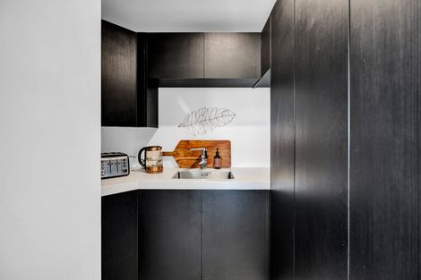 Photo of property in 4 Vardon Way, Waiwhakaiho, New Plymouth, 4312