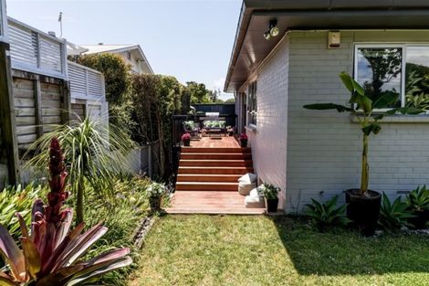 Photo of property in 1/169 Queen Street, Northcote Point, Auckland, 0627