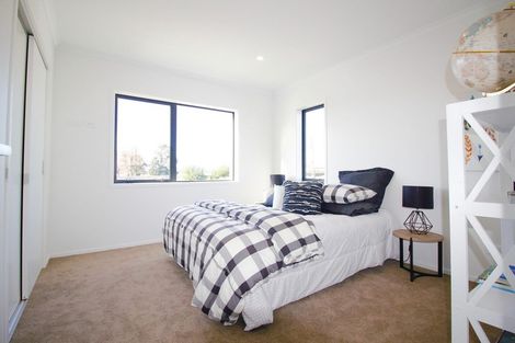 Photo of property in 28a Biplane Street, Takanini, 2112