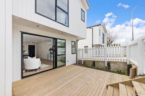 Photo of property in 17a Granville Drive, Massey, Auckland, 0614