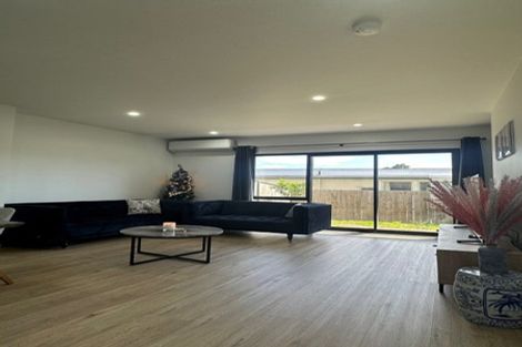 Photo of property in 33 Eileen Newey Place, Henderson, Auckland, 0612