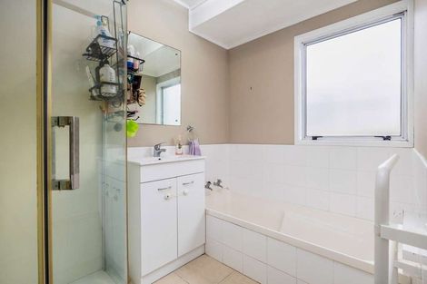 Photo of property in 33 Claverdon Drive, Massey, Auckland, 0614