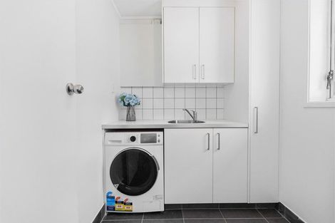 Photo of property in 1 Phillip Parade, Forrest Hill, Auckland, 0620