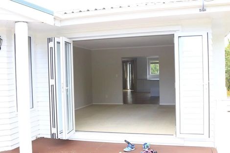 Photo of property in 27 Taikata Road, Te Atatu Peninsula, Auckland, 0610