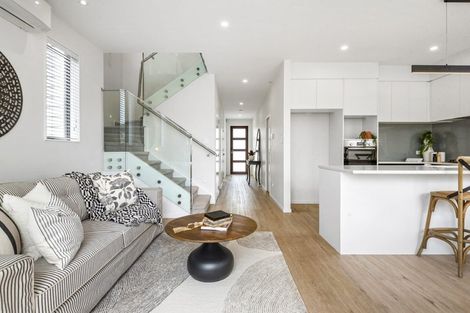 Photo of property in 49a Meadowood Drive, Unsworth Heights, Auckland, 0632