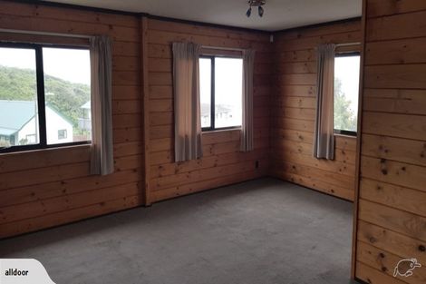 Photo of property in 21 Fernhaven Grove, Newlands, Wellington, 6037