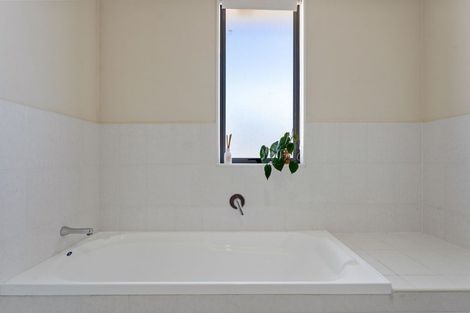 Photo of property in 4/3 Hulme Place, Henderson, Auckland, 0612