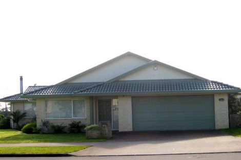 Photo of property in 1/2 Moyrus Crescent, East Tamaki Heights, Auckland, 2016