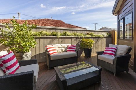 Photo of property in 2/72 Trafalgar Street, Waterloo, Lower Hutt, 5011