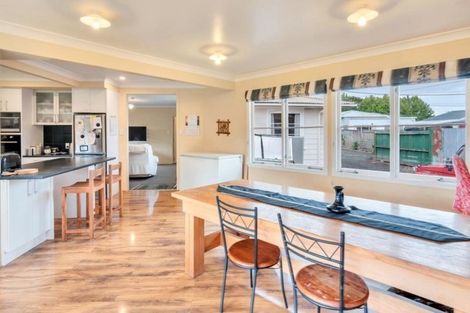 Photo of property in 52 Awaroa Road, Helensville, 0800