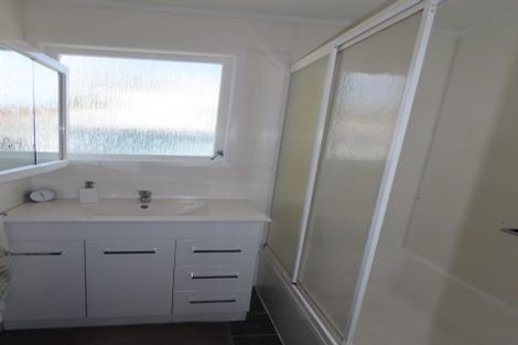 Photo of property in 8 Pipitea Place, Massey, Auckland, 0614