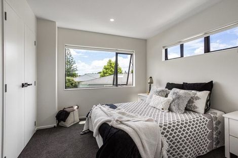 Photo of property in 2/13 Fairdale Place, Birkdale, Auckland, 0626