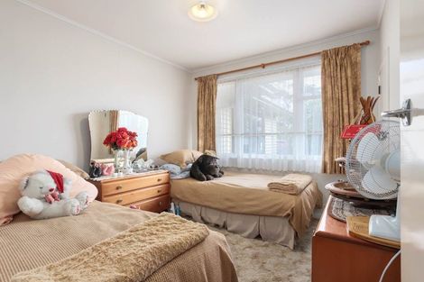 Photo of property in 37 Flanshaw Road, Te Atatu South, Auckland, 0610