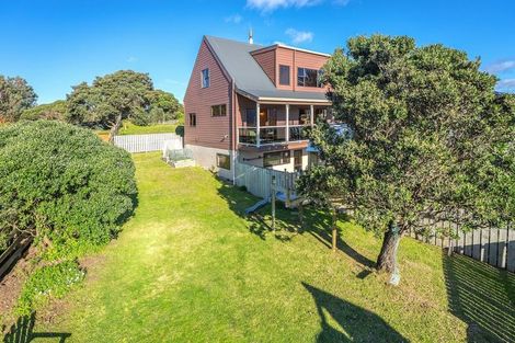 Photo of property in 11 Waiheke Street, Waikanae Beach, Waikanae, 5036