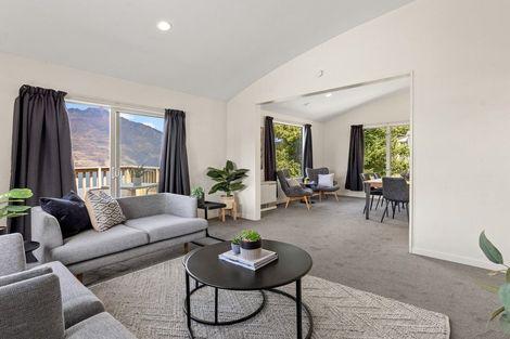 Photo of property in 32 Dart Place, Fernhill, Queenstown, 9300