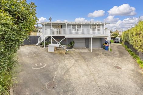 Photo of property in 17 Magdalen Place, West Harbour, Auckland, 0618