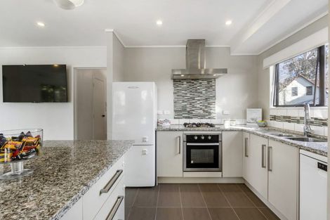 Photo of property in 2/16 Caribbean Drive, Unsworth Heights, Auckland, 0632
