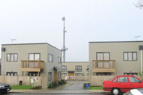 Photo of property in 2/5 Buscomb Avenue, Henderson, Auckland, 0610