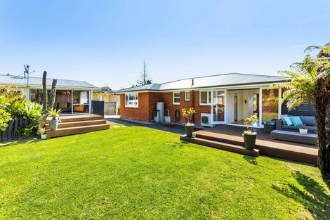 Photo of property in 33 Noall Street, Te Atatu Peninsula, Auckland, 0610